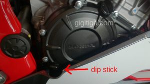 cbr250rr-2016-red-wahana-engine-close-up-dip-stick-01