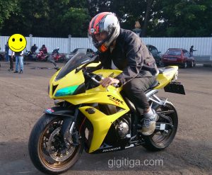 morning-ride-31-dec-2016-cbr600rr-2008-yellow-side-front-left-me-04
